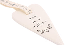 Load image into Gallery viewer, SENT AND MEANT 6 ASSORTED CERAMIC MUM SLOGAN DANGLE KEEPSAKES HEARTS